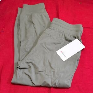 NWT READY TO RULU ALIGN JOGGERS CROP